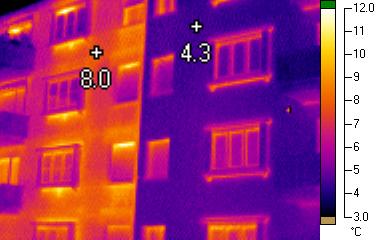 Thermografie-Aufnahme von Häusern mit und ohne Wärmedämmung